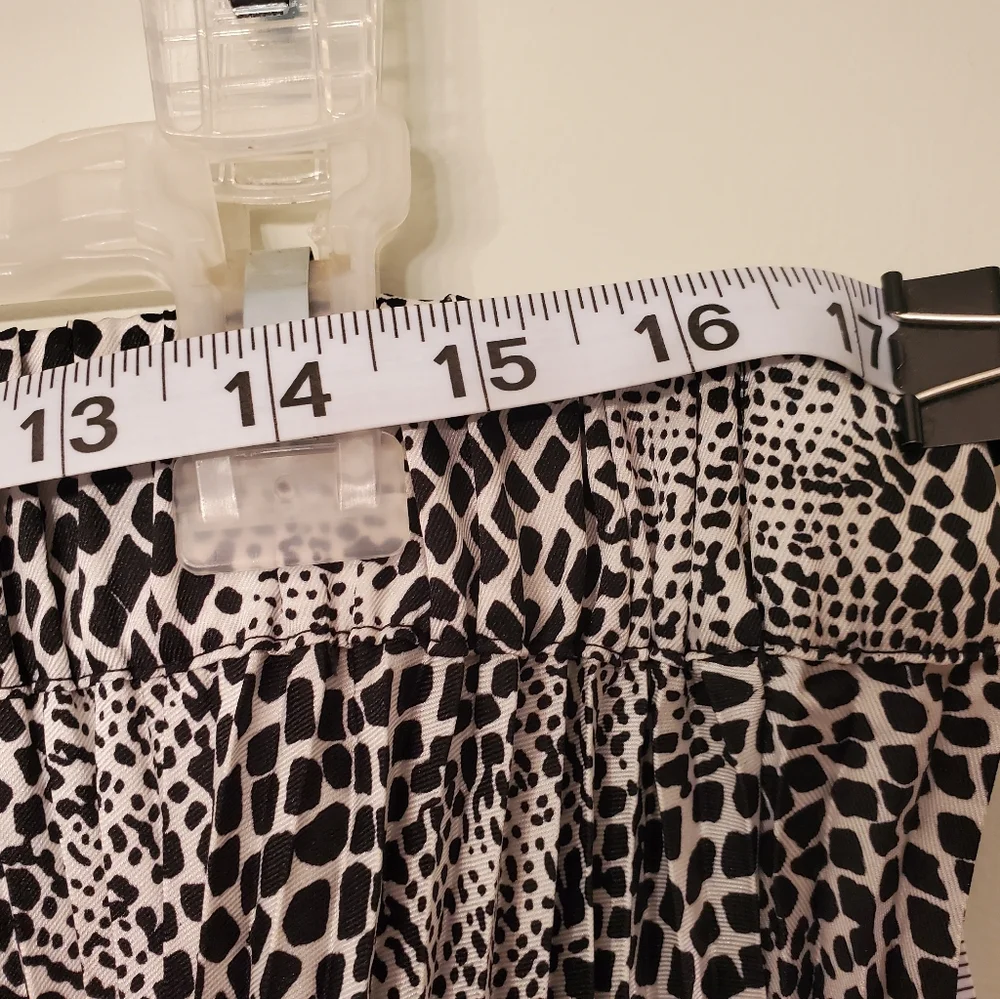 Lane Bryant accordion size 14/16 midi skirt in black and white. - Picture 5 of 8